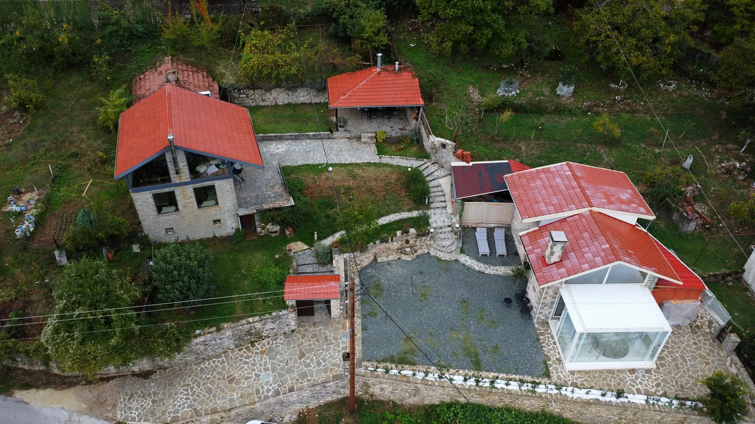 Οι δύο βίλες και οι κήποι τους από ψηλά