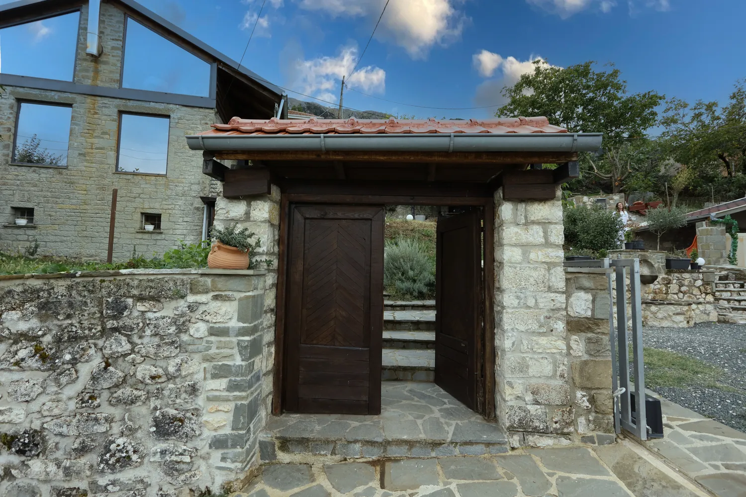 Η πέτρινη είσοδος με την ξύλινη πόρτα