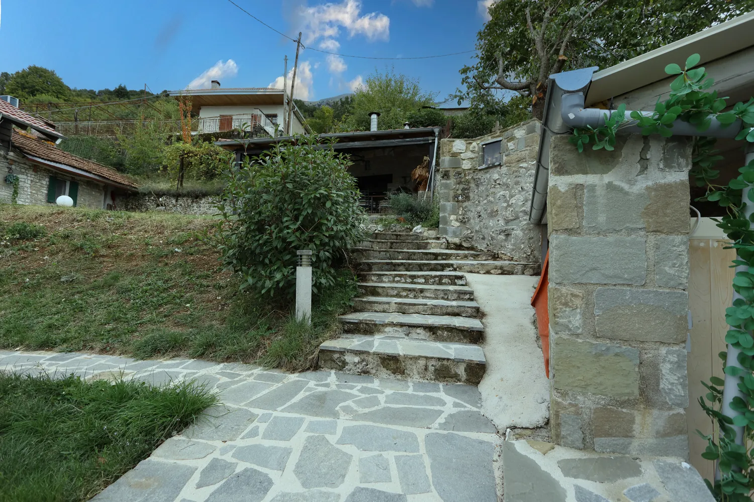 Πέτρινα σκαλιά μέσα στον κήπο