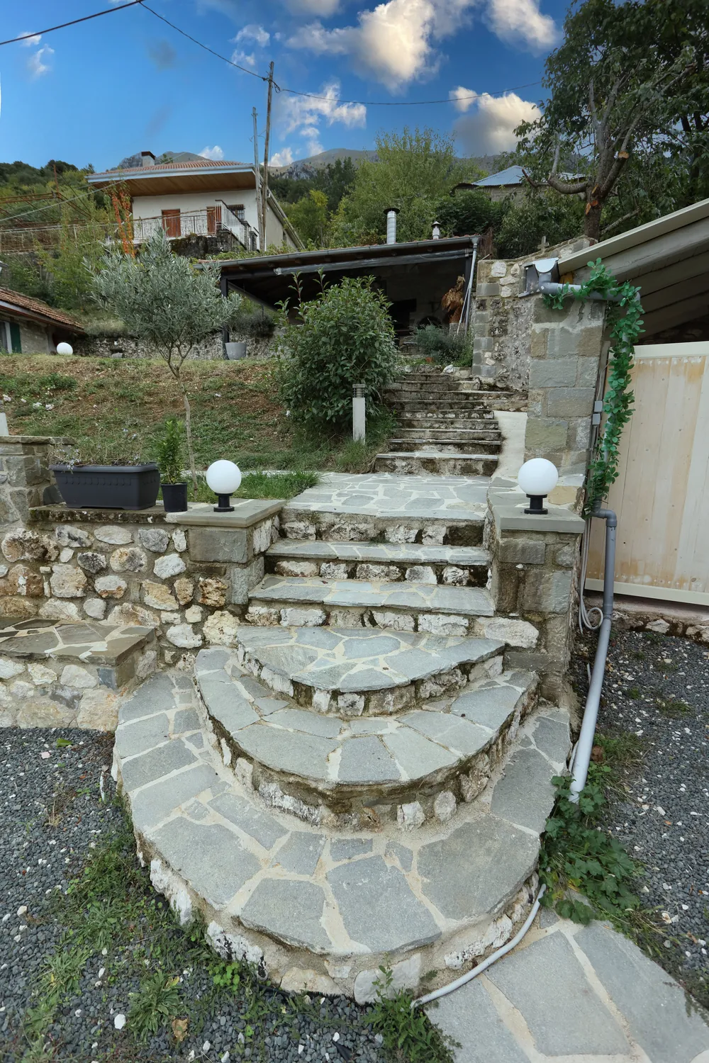 Τα στρογγυλά πέτρινα σκαλιά