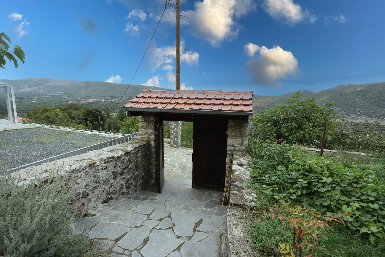 Η πέτρινη πύλη με θέα στα βουνά