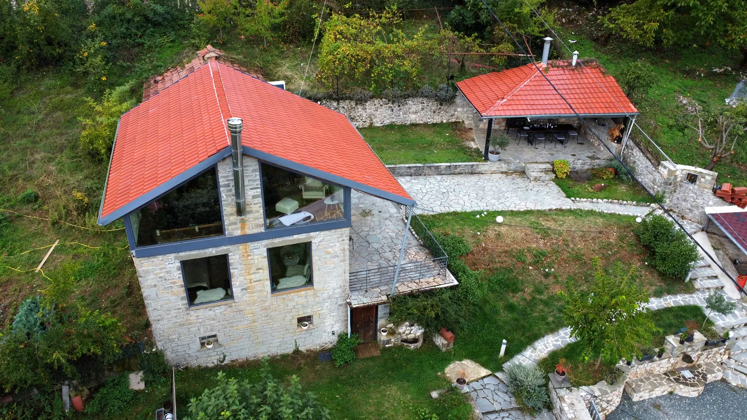 Η Villa 18 και η στεγασμένη βεράντα από ψηλά